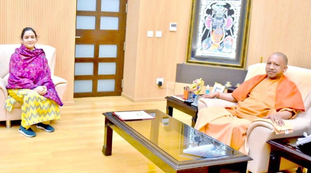 Aparana Yadav| Aparna Yadav Photo| Aparna With Yogi|