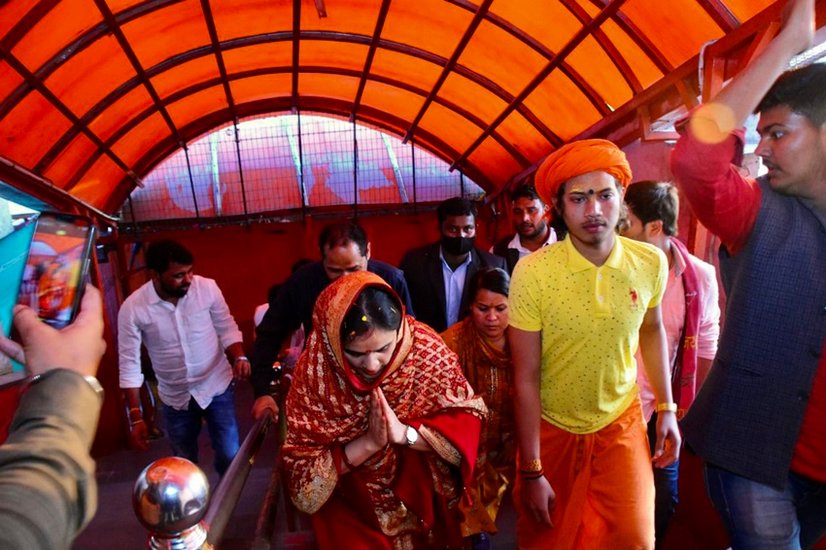 हनुमानगढ़ी में दर्शन की ये तस्वीर अपर्णा यादव ने अपने सोशल मीडिया अकाउंट से शेयर की थी।