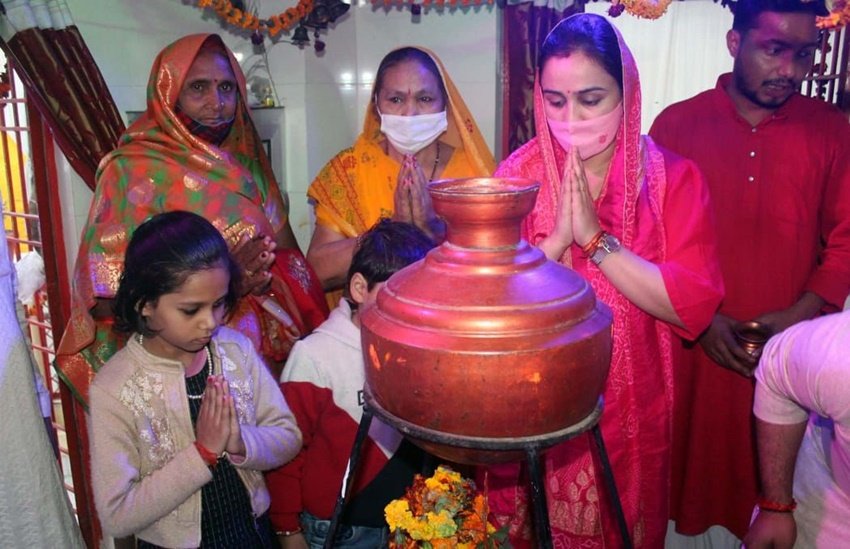 शिवरात्रि के मौके पर लखनऊ के चर्चित शक्ति महादेव मंदिर में पूजा अर्चना करतीं अपर्णा यादव।