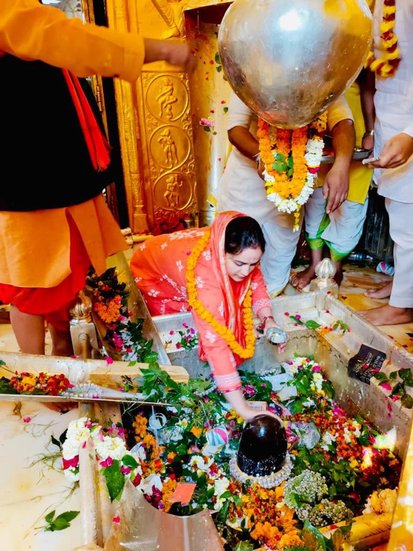 काशी के विश्वनाथ मंदिर में अपर्णा यादव।