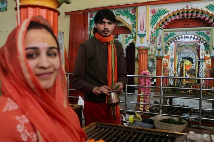 वाराणसी के संकटमोचन मंदिर में दर्शन के दौरान अपर्णा यादव।