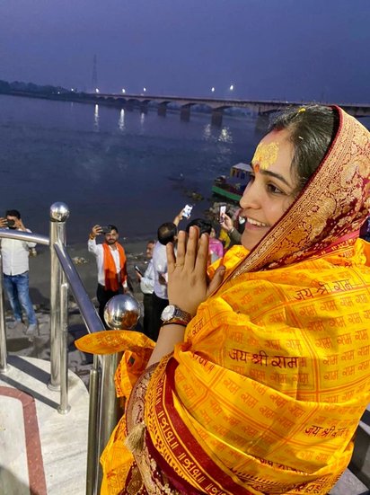सरयू नदी को प्रणाम करतीं अपर्णा यादव।