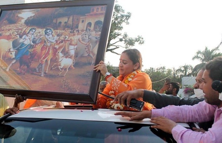 Aparna Yadav With Yogi Adityanath: यूपी विधानसभा चुनाव की तारीखों के ऐलान के बाद अपर्णा यादव ने समाजवादी पार्टी (SP) का साथ छोड़ बीजेपी (BJP) का दामन थाम लिया था। अपर्णा यादव मुलायम सिंह यादव (Mulayam Singh Yadav) की बहू और अखिलेश यादव (Akhilesh Yadav) के छोटे भाई की पत्नी हैं। देखिए अपर्णा यादव ने बीजेपी की जीत के बाद किस अंदाज में अपनी खुशी जाहिर की है: