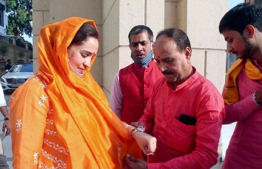 यूपी विधानसभा चुनाव के नतीजों/रूझानों के बाद अपर्णा यादव लखनऊ में बीजेपी कार्यकर्ताओं के बीच नजर आईं।