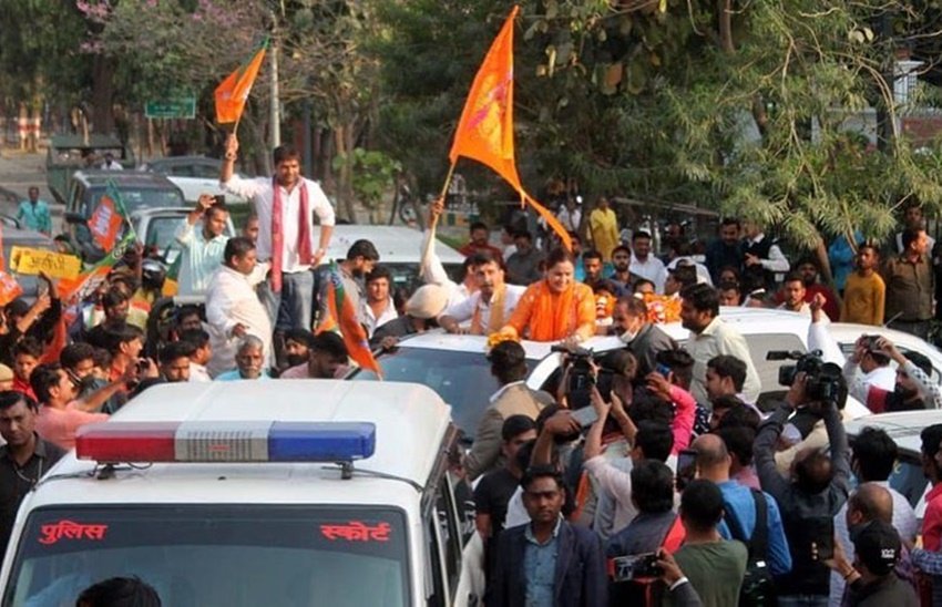 अपर्णा यादव ने जीत की खुशी में झूम रहे कार्यकर्ताओं के साथ ही अपना उल्लास भी जाहिर किया।
