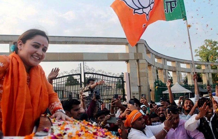 अपर्णा यादव की इन तस्वीरों पर कई तरह के कमेंट्स आ रहे हैं। कुछ समर्थक उन्हें मंत्री बनने की अग्रिम बधाई दे रहे हैं तो वहीं कुछ उन्हें ट्रोल भी कर रहे हैं।