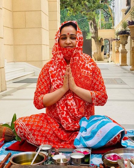 सीएम योगी के सत्कार का वीडियो शेयर करते हुए अपर्णा यादव ने लिखा- जब तक खून में है हलचल, भगवा झुक नहीं सकता।