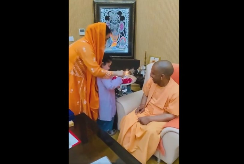 बता दें कि यूपी में बीजेपी की जीत के बाद अपर्णा यादव सीएम योगी आदित्यनाथ से मिलीं। अपर्णा की बेटी प्रथमा ने योगी आदित्यनाथ को तिलक लगाया और आरती भी उतारी।