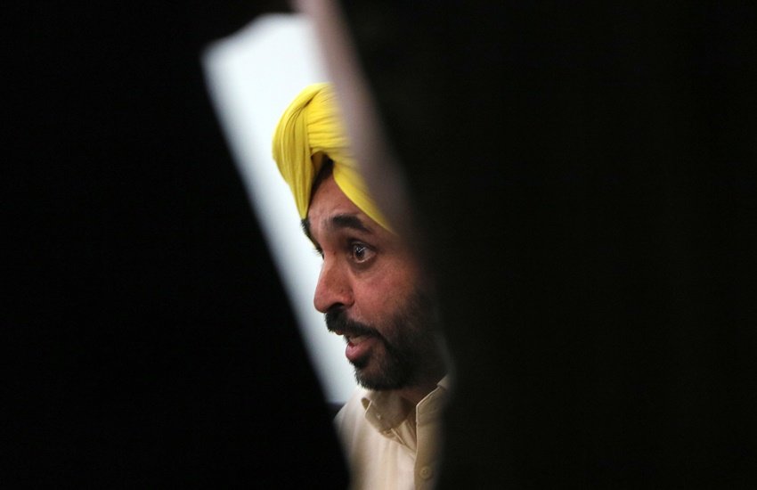 Bhagwant Mann: आम आदमी पार्टी (AAP) के भगवंत मान पंजाब के सीएम (Punjab CM) बन गए हैं। भगवंत मान पंजाब के 17वें सीएम हैं। उन्होंने शहीद भगत सिंह के पैतृक गांव खटकड़ कलां में मुख्यमंत्री पद की शपथ (Bhagwant Mann Oath Ceremony)  ली। भगवंत मान के शपथ ग्रहण समारोह में उनके दोनों बच्चे (Bhagwant Mann Children) भी शामिल हुए।