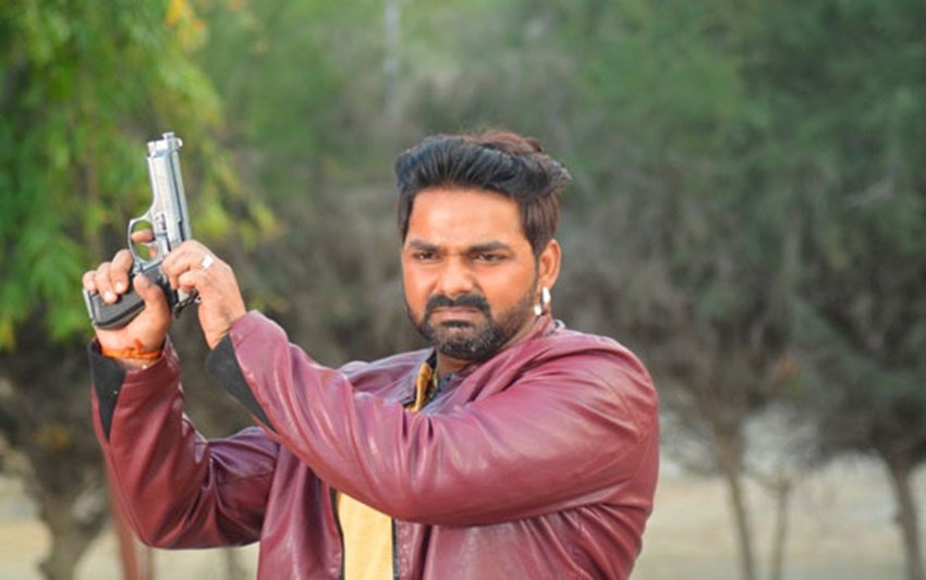 पवन सिंह कई मर्तबा विवादों में रह चुके हैं। एक बार तो अक्षरा सिंह ने उनके खिलाफ एफआईआर तक दर्ज करवा दी थी।