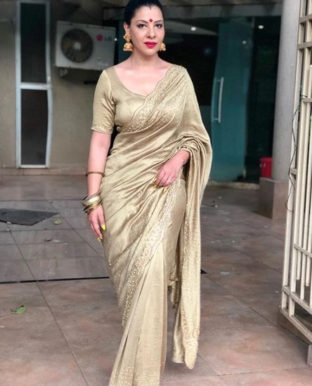 भोजपुरी एक्ट्रेस संभावना सेठ ने एक बार श्वेता तिवारी के पूर्व पति राजा चौधरी को किस कर लिया था। यह किस काफी विवादों में रहा था।