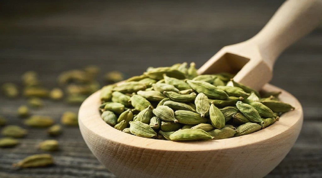 इलाइची की तासीर गर्म होती है. यह बॉडी को डिटॉक्सीफाई भी करती है। photo-freepik 