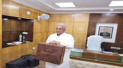 Chhattisgarh Budget को गोबर से बने ब्रीफकेस में लेकर पहुंचे CM, पुरानी Pension योजना लागू करने का ऐलान; जानें और क्‍या मिली सौगात