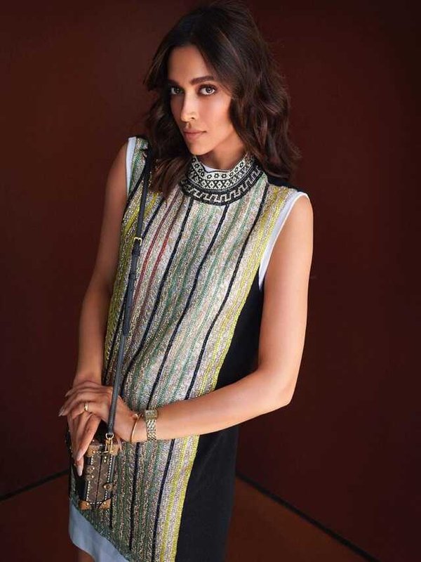 DEEPIKA PADUKONE IN SHORT BLACK AND WHITE DRESS