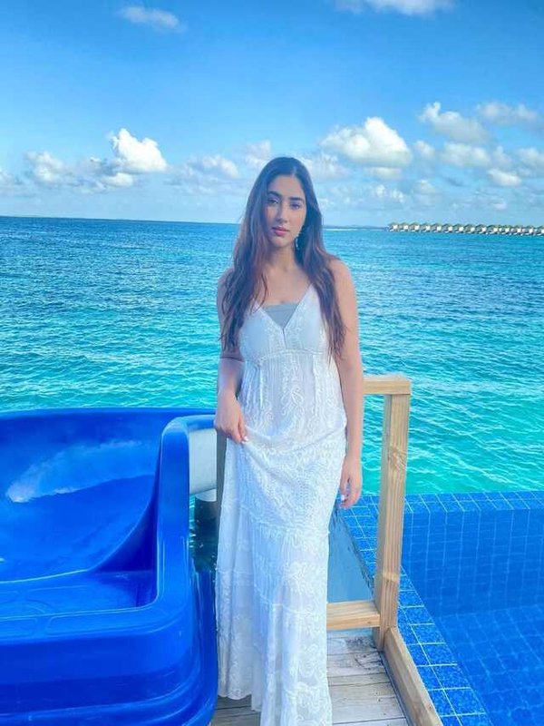 DISHA PARMAR IN SUMMER LOOK