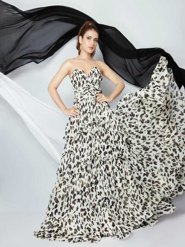 FATIMA SANA SHAIKH IN WHITE AND BLACK STUNNING LOOK