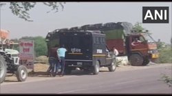 Mukhtar Ansari: देखना कहीं गाड़ी पलट न जाए…मुख्तार अंसारी को स्कॉर्ट कर रही गाड़ी हुई खराब तो लोग ऐसे लेने लगे मजे