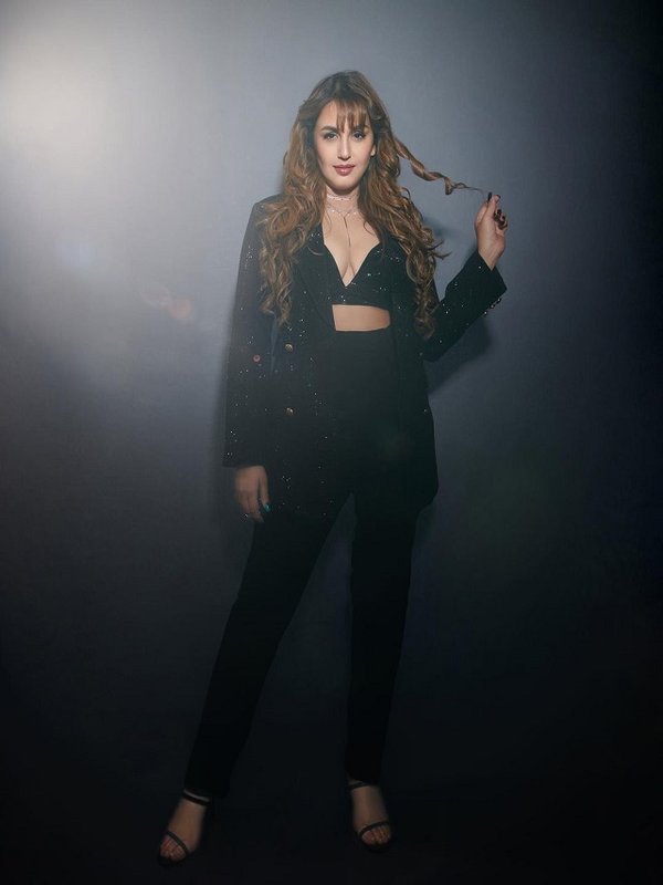 HUMA QURESHI IN SHIMMER SUIT PANT