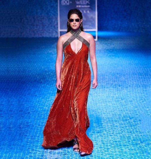 दरअसल लैकमे फैशन वीक के दौरान हरनाज रैंप पर उतरी थीं। अपने रैंप वॉक की फोटो हरनाज ने सोशल मीडिया में शेयर की थी।  (Photo: Harnaaz Kaur Sandhu Instagram)