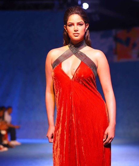 फोटो सोशल मीडिया में आते ही वायरल होने लगी। दरअसल इन तस्वीरों में हरनाज कौर संधू का वजन बढ़ा हुआ दिख रहा है। ( Photo: Bollywood Actress Facebook)