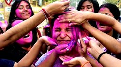 Holi 2022 के केमिकल वाले रंग मजा कर सकते हैं भंग! कान-आंख और मुंह में कलर जाने से हो सकती है बड़ी बीमारी