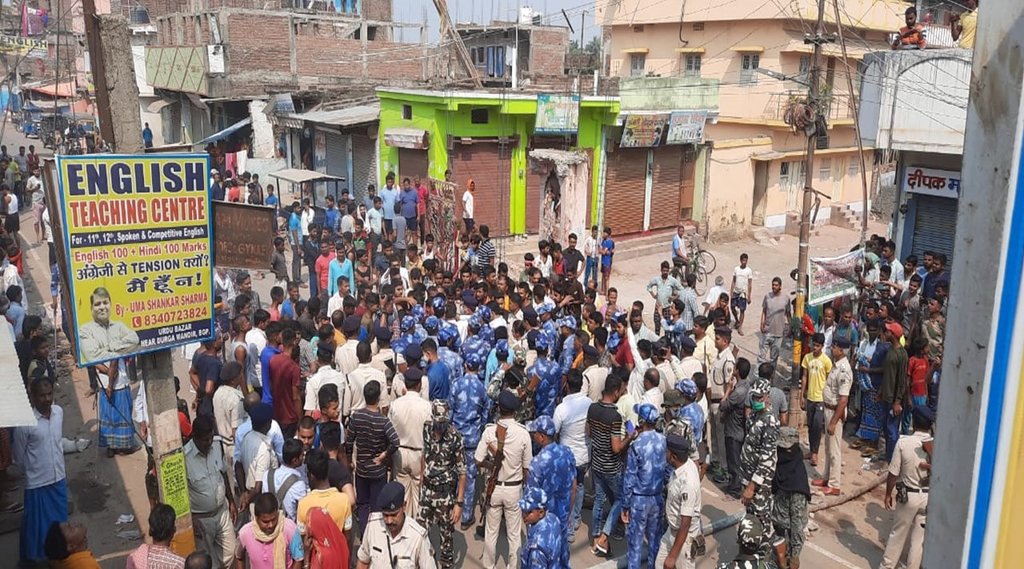 संदिग्ध मौतों की खबर के बाद विश्वविद्यालय थाना क्षेत्र के साहेबगंज में पुलिस का जमावड़ा। फाइल फोटो। संदिग्ध मौतों की खबर के बाद विश्वविद्यालय थाना क्षेत्र के साहेबगंज में पुलिस का जमावड़ा। फाइल फोटो।