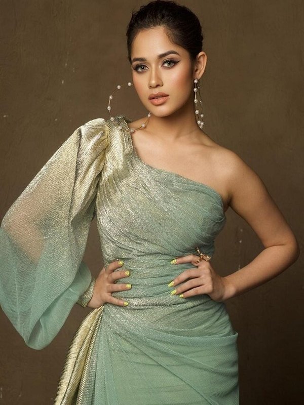 JANNAT ZUBAIR IN SHINING DRESS - SIZZLER LOOK