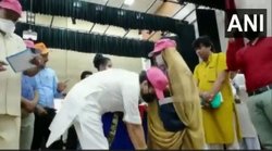 मप्रः महिला सफाईकर्मी के पैरों को हाथ लगाते दिखे ज्योतिरादित्य तो सोशल मीडिया पर लोग बोले- मोदी के जैसे ढोंग आ रहे हैं धीरे धीरे