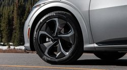 European Car of the Year 2022 अवार्ड जीतने वाली ये इलेक्ट्रिक कार सिंगल चार्ज में दौड़ती है 528 km, पढ़ें रिपोर्ट