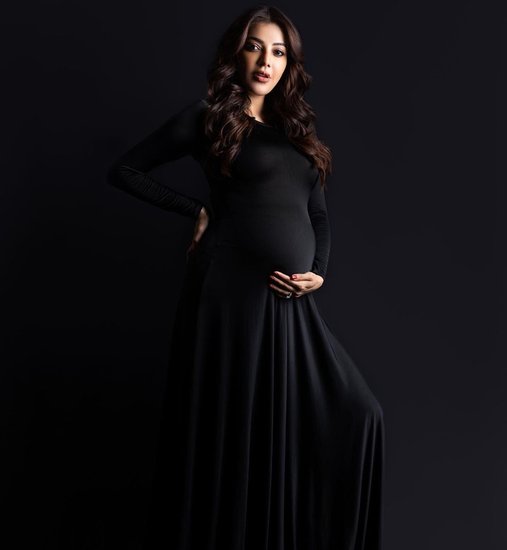 Kajal Aggarwal Pregnancy: बॉलीवुड और टॉलीवुड की फेमस एक्ट्रेस काजल अग्रवाल इन दिनों प्रेग्नेंट हैं। काजल जल्द मां बनने वाली हैं। काजल सोशल मीडिया में काफी एक्टिव हैं। वह आए दिन अपनी प्रेग्नेसी से जुड़ी बातें और तस्वीरें फैंस संग शेयर करती रहती हैं। 