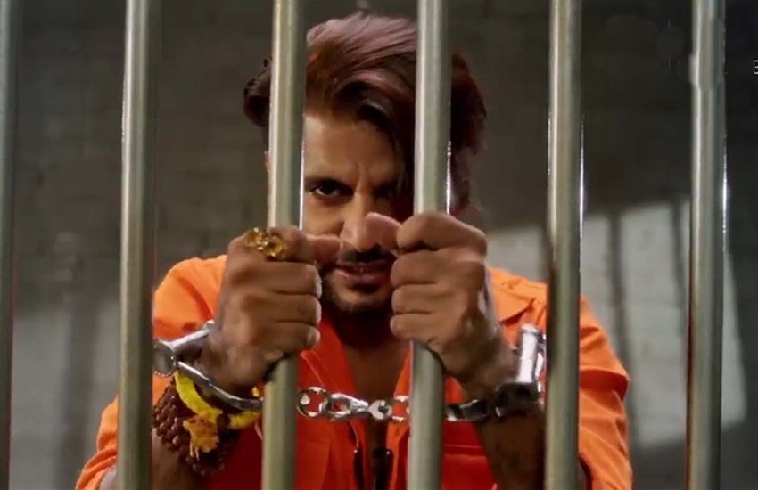 एक्टर्स की दुनिया जितनी बाहर से चमकदार लगती है उतनी हर किसी की होती नहीं है। किसके जीवन में क्या दिक्कत चल रही है ये अंदाजा लगाना बड़ा मुश्किल होता है। बात छोटे पर्दे की करें तो कई एक्टर्स ऐसे हैं जो आर्थिक तंगी झेल चुके हैं।