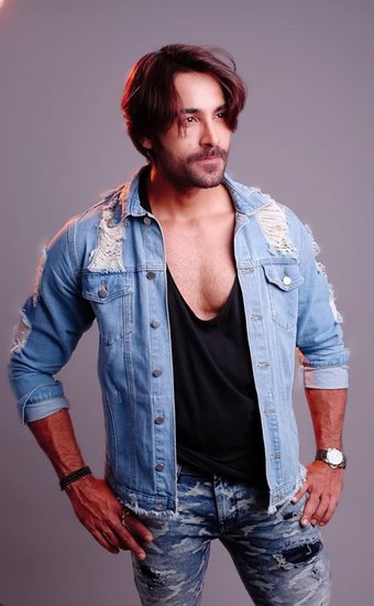 अरहान खान ने टीवी रियलिटी शो बिग बॉस में खुद कबूल किया था कि उनपर करोड़ों का कर्ज है। अरहान ने बताया था कि उन्हें पैसों की सख्त जरूरत है। आर्थिक तंगी के कारण ही वह लॉकडाउन में मुंबई से अपने होमटाउन शिफ्ट हो गए थे। 