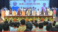 अमित शाह से दूर खड़े दिखे केशव प्रसाद मौर्य तो सोशल मीडिया यूजर्स लेने लगे चुटकी