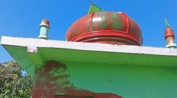 मध्य प्रदेश के नर्मदापुरम में 50 साल पुरानी दरगाह में तोड़फोड़ के बाद पोत दिया भगवा रंग