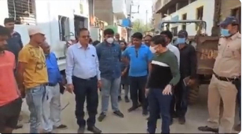शाजापुर जिले के कलेक्टर दिनेश जैन। (फोटो- ट्विटर वीडियो)