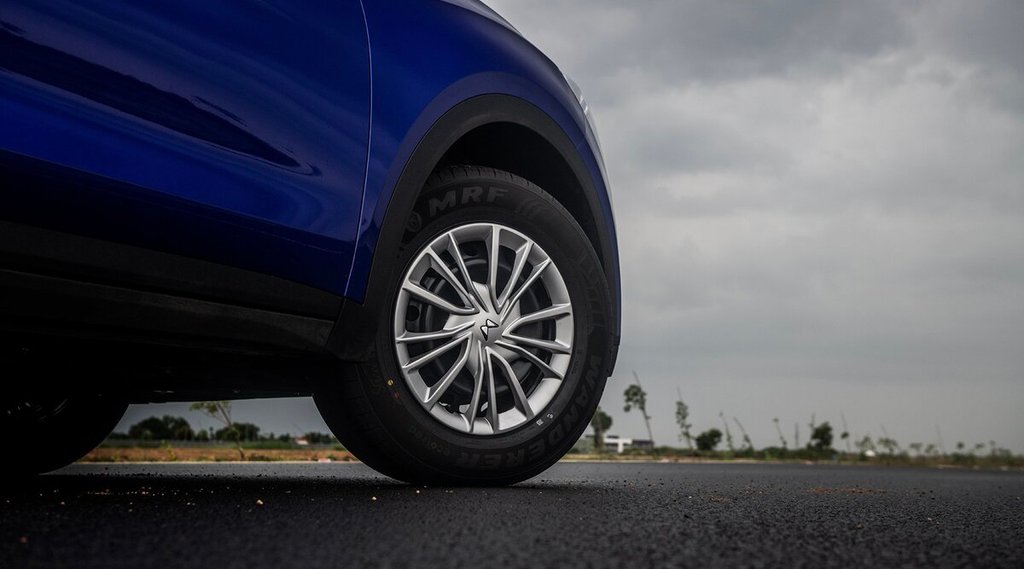 highest waiting period car । Mahindra XUV700 । Kia Carens । Hyundai Creta