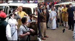 अखिलेश यादव को सपोर्ट करने वाराणसी आईं ममता बनर्जी को दिखाए काले झंडे, बोले एंकर सुशांत सिन्हा- चलो काशी को तो याद रहा कि बंगाल में क्या हुआ था