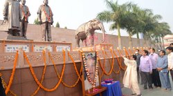 कांशीराम जयंती पर मायावती की ये तस्वीर हो रही वायरल, कुछ कर रहे ट्रोल तो कुछ उतरे बचाव में