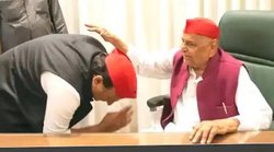 मुलायम सिंह यादव ने अखिलेश यादव को आशीर्वाद देते हुए कहा – अच्छा लड़े तुम, वायरल वीडियो पर पढ़िए यूजर्स के रिएक्शन