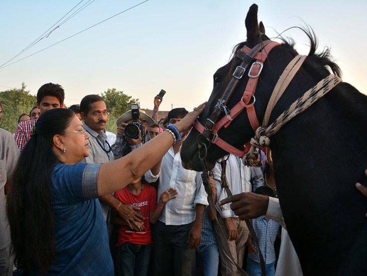 वसुंधरा राजे के नाम भी ऐसा ही रिकॉर्ड दर्ज है। राजस्थान की पहली और इकलौती महिला सीएम का रिकॉर्ड वसुंधरा राजे के नाम है।