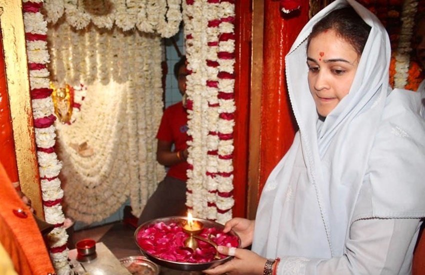 Aparna Yadav Photos: बीजेपी (BJP) नेता अपर्णा यादव पर होली का रंग चढ़ गया है। उन्होंने अपने सोशल मीडिया अकाउंट से कुछ तस्वीरें शेयर की हैं, जिनमें वह फूलों की होली खेलती दिख रही हैं। 