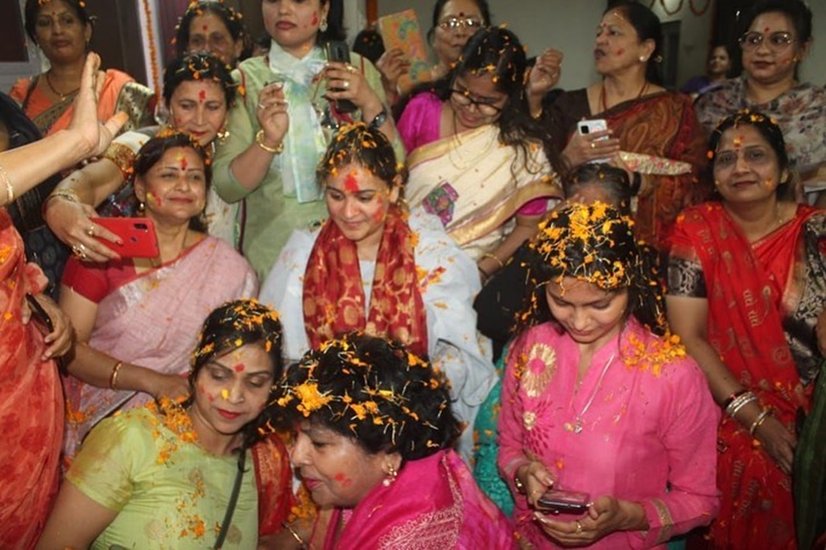 अपर्णा यादव की ये तस्वीरें लखनऊ के प्रसिद्ध गोकुलनाथ जी के मंदिर की हैं। (यह भी पढ़ें: अखिलेश यादव करहल से आगे तो शिवपाल जसवंतनगर सीट पर कर रहे संघर्ष, जानिए लेटेस्ट परिणाम)