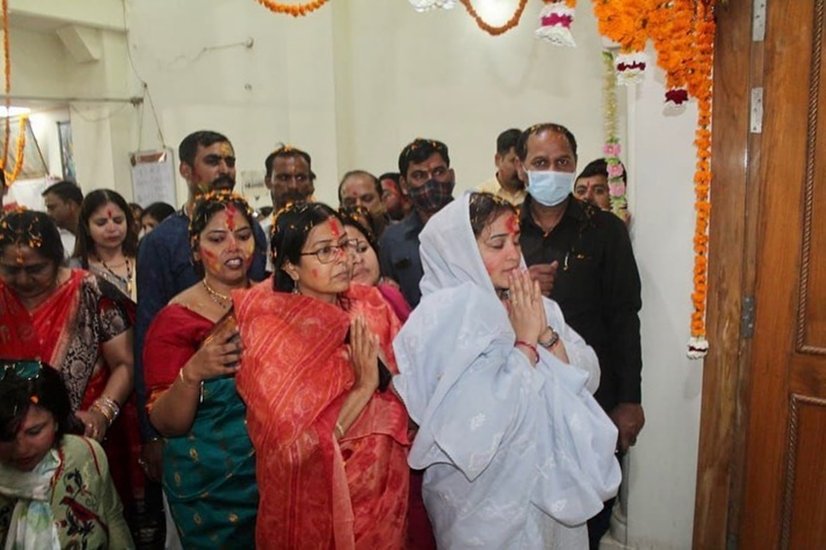 बता दें कि अपर्णा यादव मुलायम सिंह यादव की छोटी बहू हैं। उनकी शादी अखिलेश यादव के सौतेले भाई प्रतीक से हुई है।
