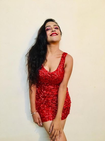 नेहल वडोलिया मूल रूप से गुजरात के गुजरात के जामनगर की रहने वाली हैं। 2 दिसंबर 1994 को जन्मीं नेहल ने पहले मॉडलिंग और फिर एक्टिंग की दुनिया में कदम रखा। 