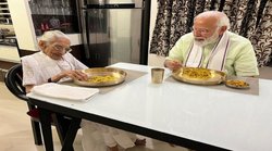 मिशन गुजरात के बीच मां से PM मोदी की मुलाकातः रोज लेते हैं फोन पर हाल-चाल, पर दो साल बाद हुआ आमना-सामना, फोटो देख लोग करने लगे ऐसी बातें