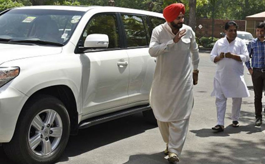 क्रिकेटर से पॉलिटिशियन बने नवजोत सिंह सिद्धू पंजाब में कांग्रेस के चर्चित नेता हैं। उनके पास भी लैंड क्रूजर कार है। इस बात की जानकारी सिद्धू ने हाल ही में चुनाव आयोग की दी थी।