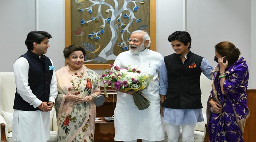 केंद्रीय मंत्री ज्योतिरादित्य सिंधिया ने परिवार के साथ प्रधानमंत्री मोदी से मुलाकात की। (फोटो- ट्विटर)