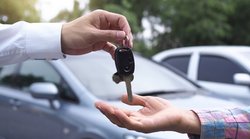 Second Hand Car Selling Tips: पुरानी कार बेचने से पहले करेंगे ये काम, तो घर बैठे मिलेगा अच्छा ऑफर और बढ़िया दाम