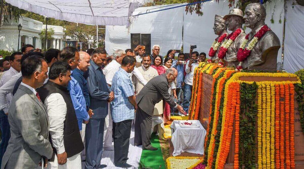 देश की राजधानी दिल्ली के पुराने सचिवालय में शहीद-ए-आजम भगत सिंह की 91वीं पुण्यतिथि पर उन्हें श्रद्धांजलि देते हुए एलजी अनिल बैजल और दिल्ली के मुख्यमंत्री अरविंद केजरीवाल। (फोटोः पीटीआई)
