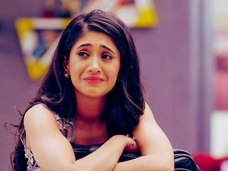 शिवांगी जब भी अपने इमोशन्स के कारण मुसीबत में फंसती हैं तो उन्हें कुछ समझ में नहीं आता है। ऐसी स्थिति में उनके आंसू निकल पड़ते हैं। शिवांगी रोने लगती&nbsp;हैं।